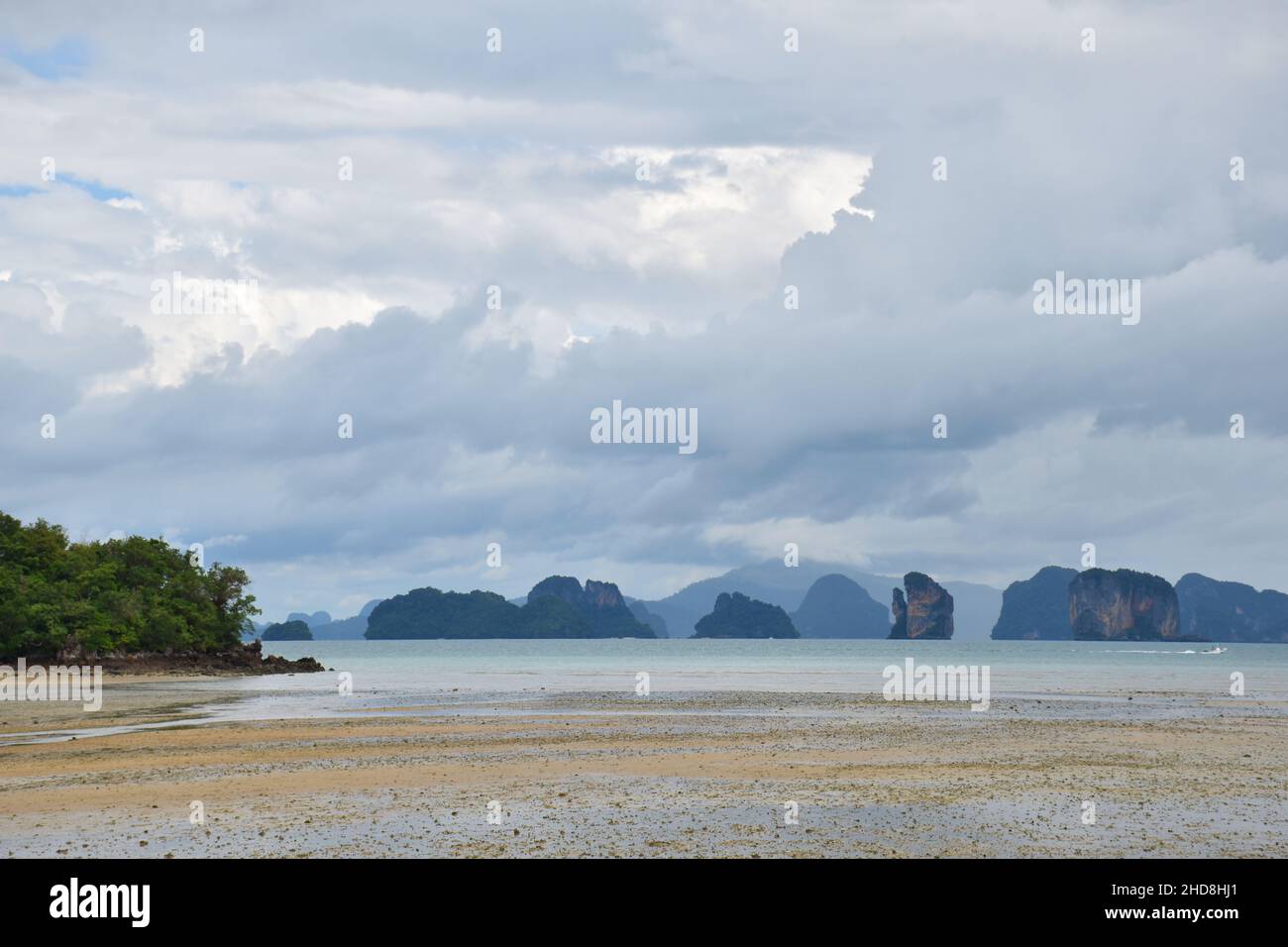 Spiaggia di marea con vista verso le isole carsiche di Phang Nga N.P. sull'isola di Ko Yao noi, Thailandia Foto Stock