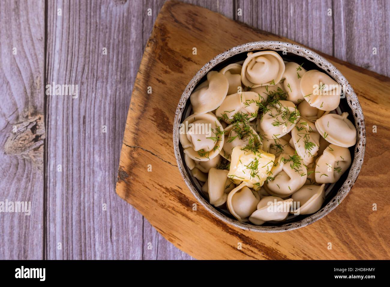 Gnocchi di carne bolliti serviti con burro e aneto. Vista dall'alto. Foto Stock