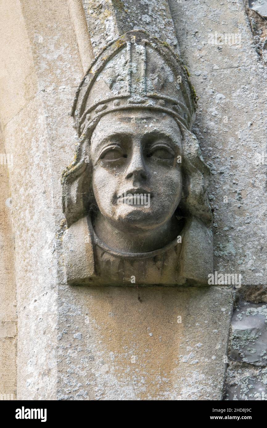 Un corbel ritratto di testa di un vescovo scolpito a St Michael and All Angels, Boulge, Suffolk, UK Foto Stock