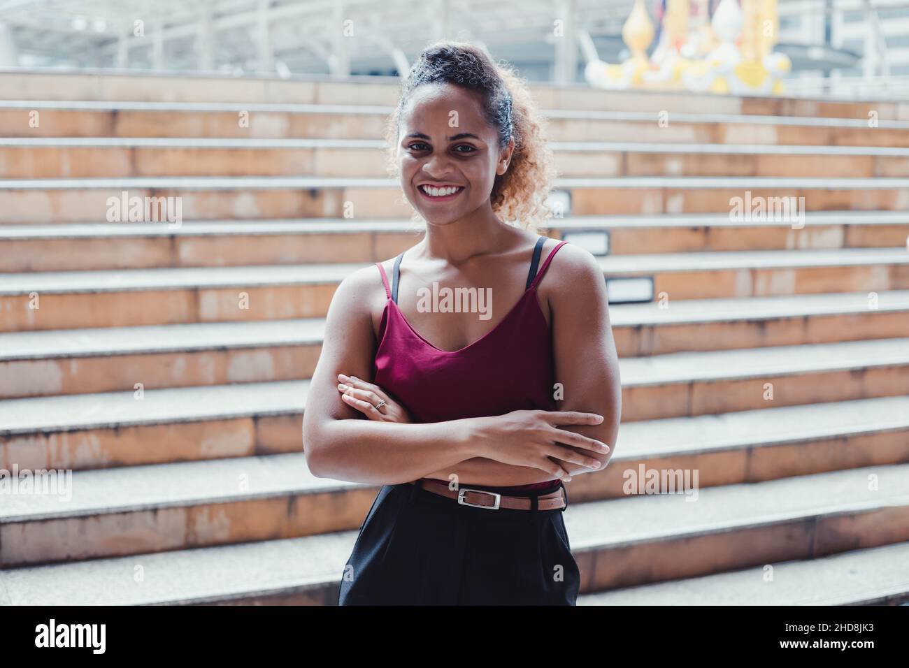 Ritratto sorriso American African business donna con braccia incrociate all'aperto e spazio copia. Sorridente donna d'affari africana felice con sfondo città. Foto Stock