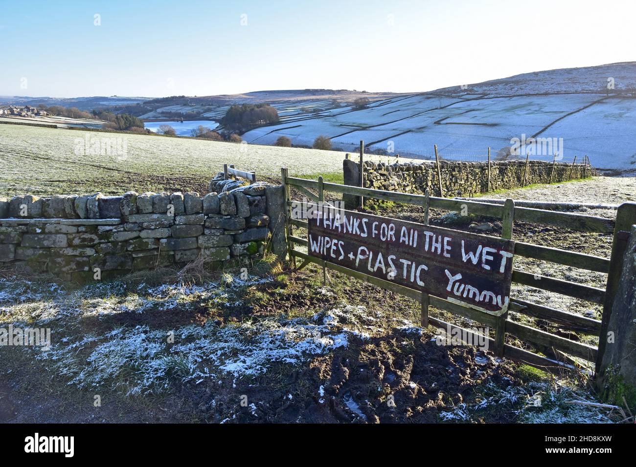 Cartello antinquinamento sul cancello fattoria, brughiera di Haworth, West Yorkshire Foto Stock