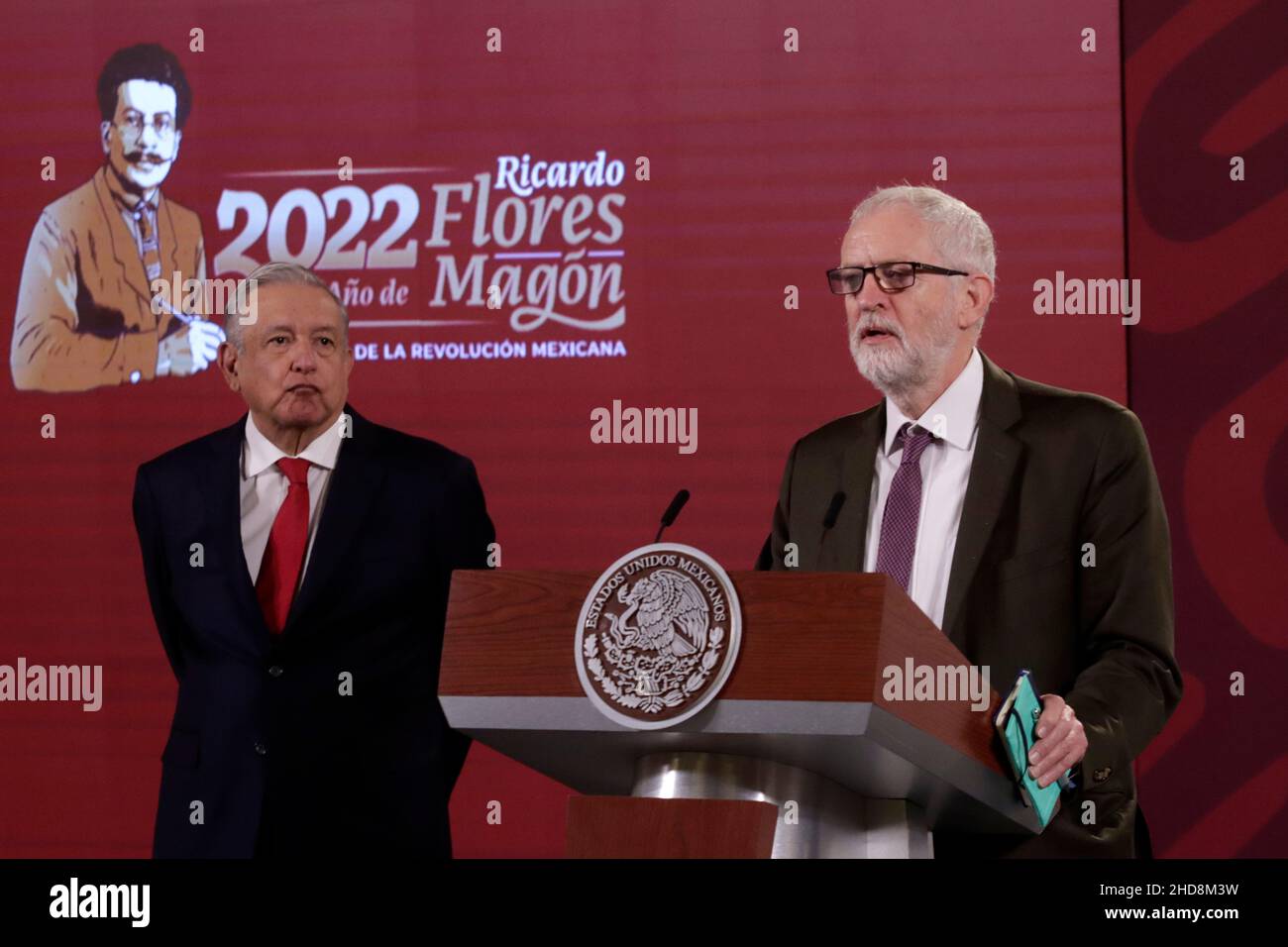 Il presidente messicano, Andres Manuel Lopez Obrador, è visto dietro mentre Jeremy Corbyn, membro del Parlamento britannico ed ex leader del partito laburista, parla durante la conferenza stampa del mattino quotidiano dove è stato nominato quest'anno come 'Ricardo Flores Magón'. Al Palazzo Nazionale il 3 gennaio 2022 a Città del Messico, Messico. (Foto di Luis Barron/ Eyepix Group) Foto Stock