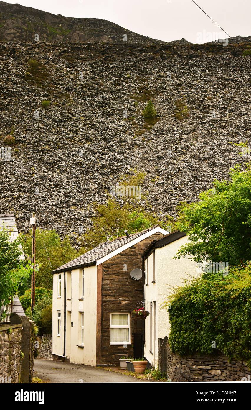 Case presso la città mineraria ardesia di Blaenau Ffestiniog con detriti ardesia, Snowdonia, Galles Foto Stock