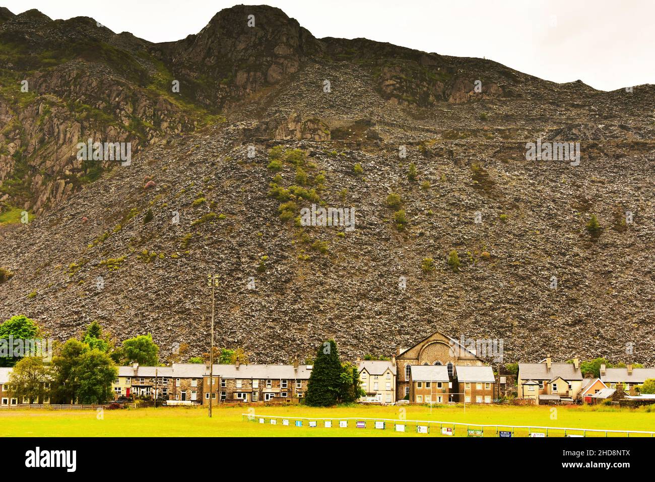 Città gallese di Blaenau Ffestiniog con miniera di ardesia e colline di detriti ardesia, Snowdonia, Galles Foto Stock