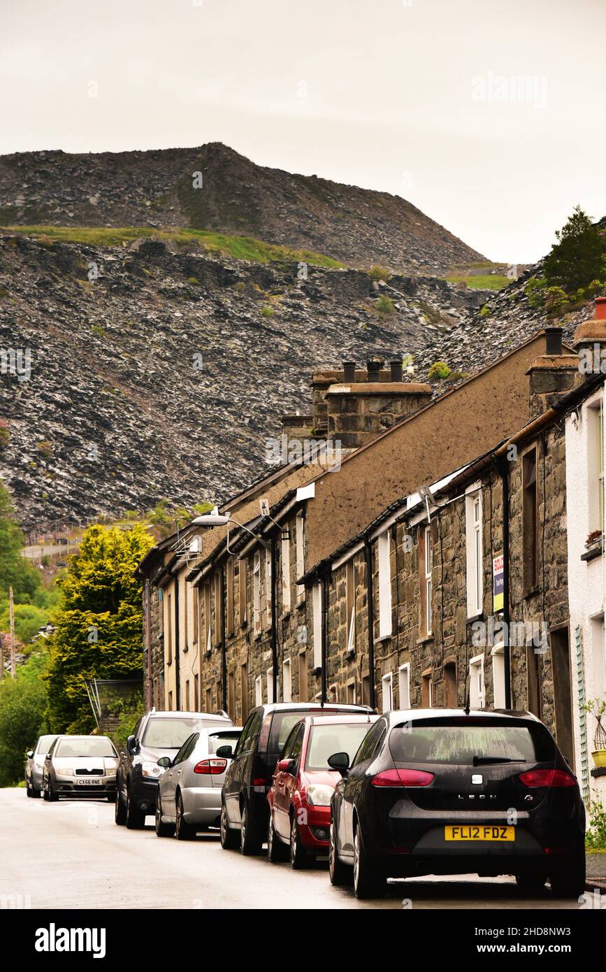 Città gallese di Blaenau Ffestiniog con miniera di ardesia e colline di detriti ardesia, Snowdonia, Galles Foto Stock