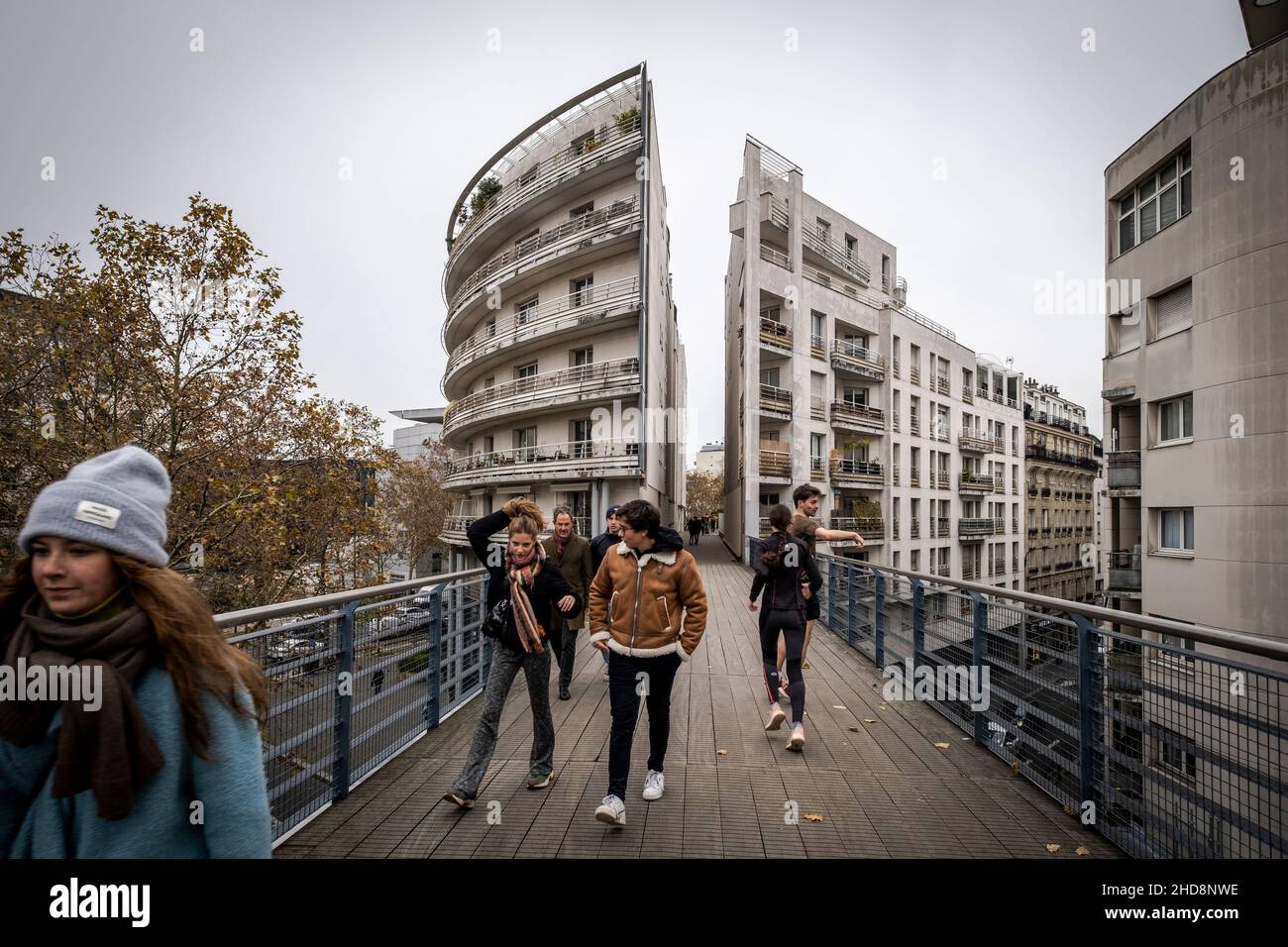 Le Viaduc des Arts su Avenue Daumesnil - viadotto ex linea ferroviaria oggi ospita gallerie d'arte, negozi, ristoranti, Parco. Bellissima Promenade. Parigi Foto Stock