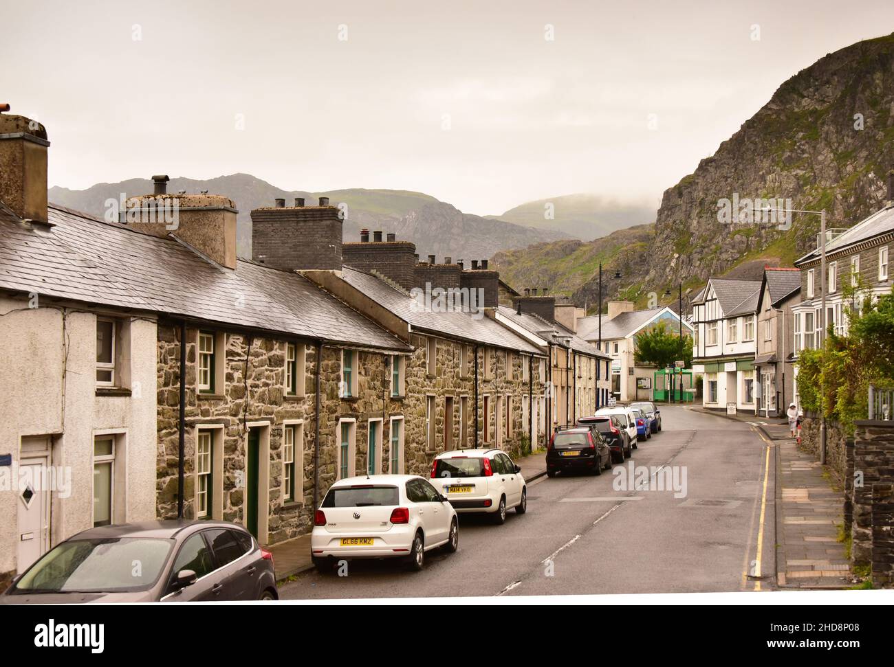 Città gallese di Blaenau Ffestiniog con miniera di ardesia e colline di detriti ardesia, Snowdonia, Galles Foto Stock