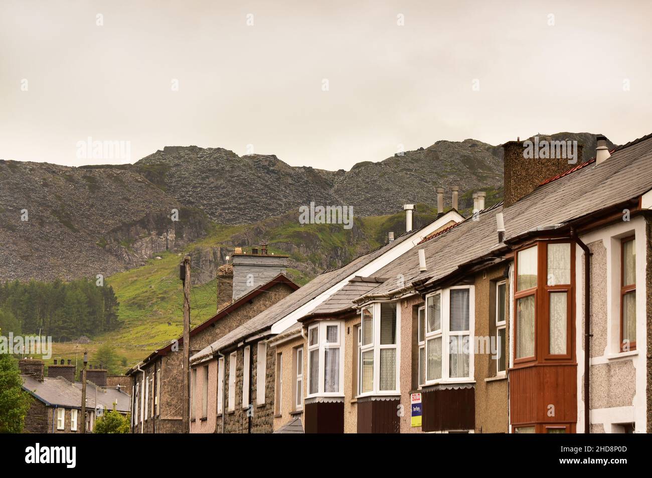 Città gallese di Blaenau Ffestiniog con miniera di ardesia e colline di detriti ardesia, Snowdonia, Galles Foto Stock
