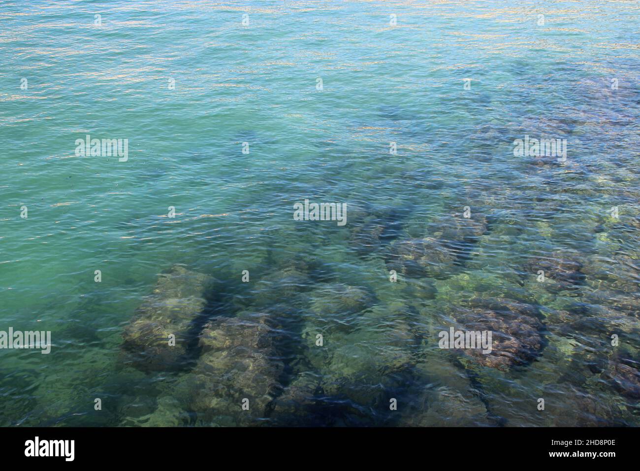 mar mediterraneo nella baia di rinella a kalkara in malta Foto Stock