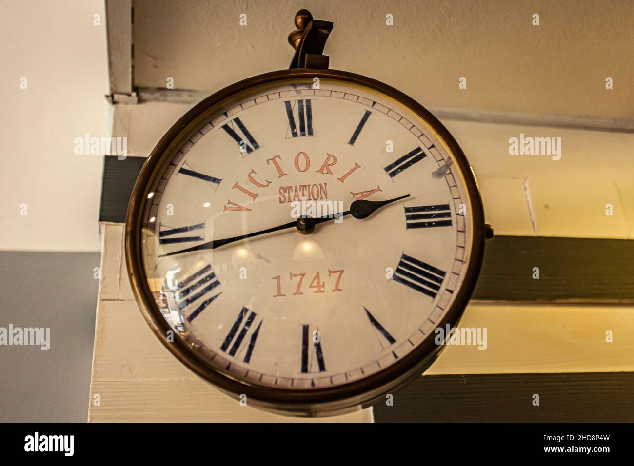 1747 Victoria Station antico grande orologio dettaglio Foto stock - Alamy