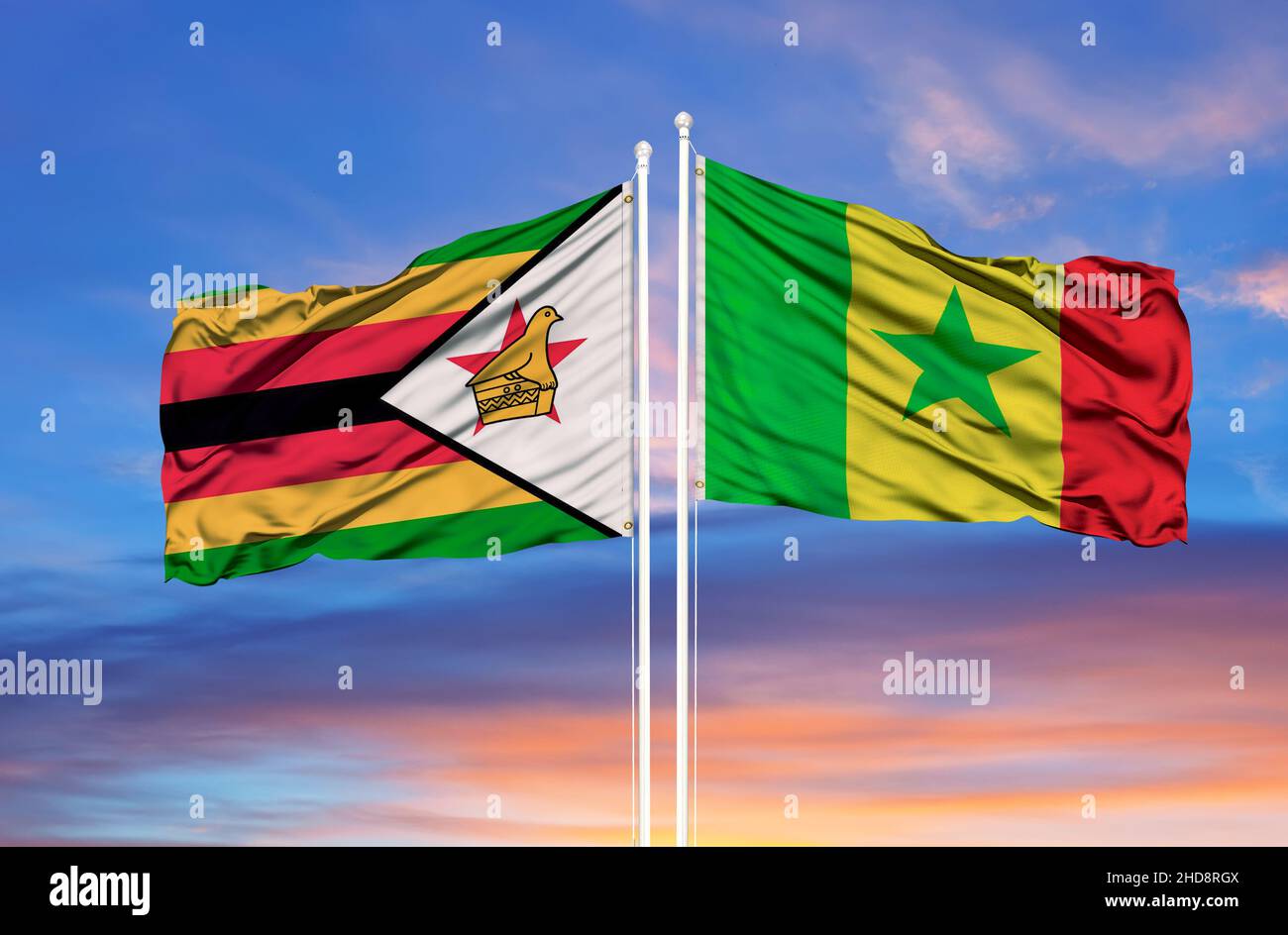 Senegal e Zimbabwe due bandiere su paletti e blu nuvoloso cielo Foto Stock