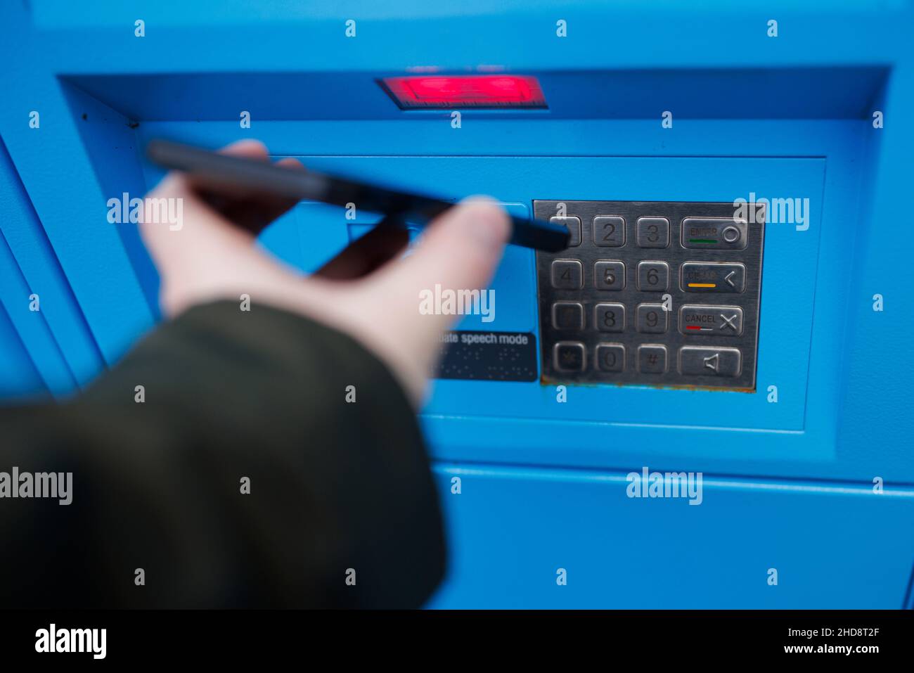 Scansione di un codice a barre in un armadietto Amazon presso Kenley Station Foto Stock