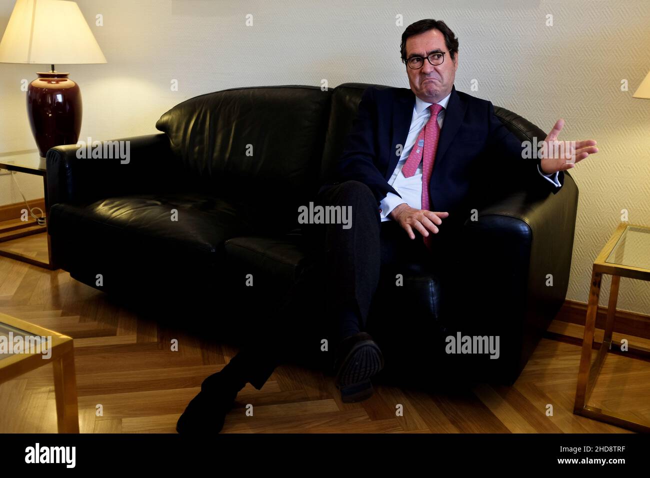 Antonio Garamendi, Presidente del CEOE, la Confederazione spagnola delle organizzazioni dei datori di lavoro, durante un'intervista alla sua sede a Madrid. Foto Stock