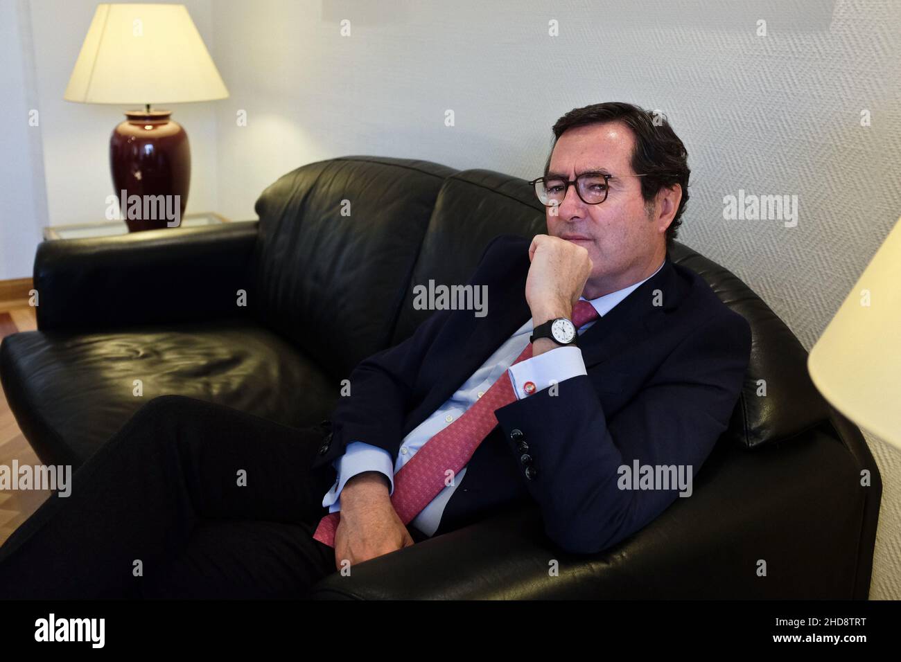 Antonio Garamendi, Presidente del CEOE, la Confederazione spagnola delle organizzazioni dei datori di lavoro, durante un'intervista alla sua sede a Madrid. Foto Stock