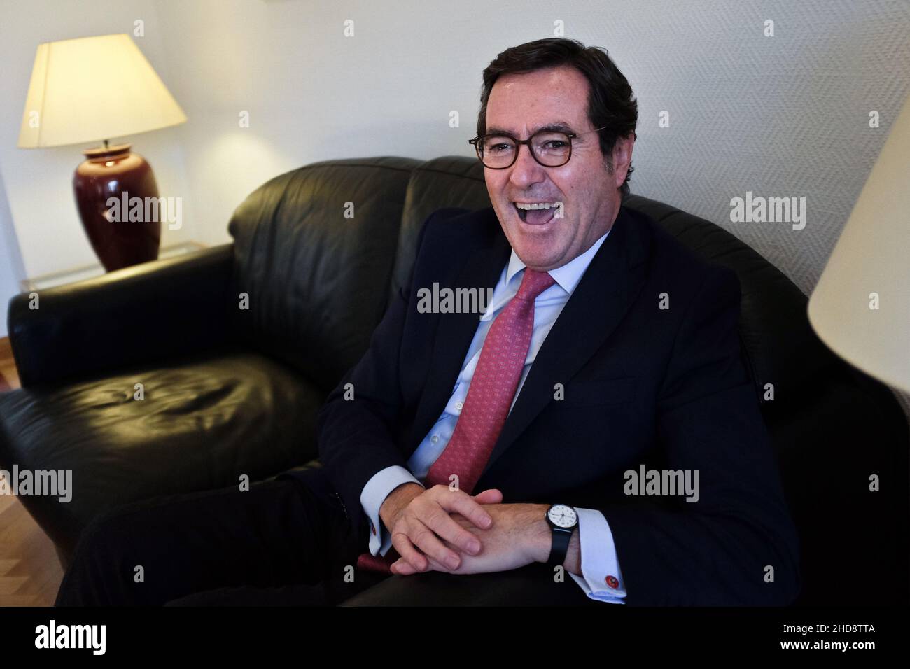Antonio Garamendi, Presidente del CEOE, la Confederazione spagnola delle organizzazioni dei datori di lavoro, durante un'intervista alla sua sede a Madrid. Foto Stock