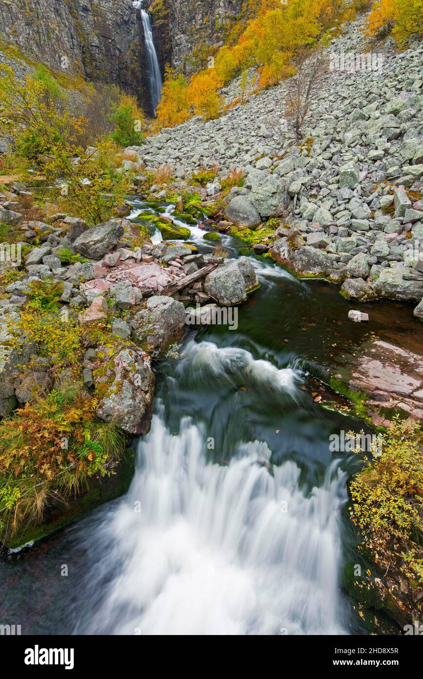 Njupeskär, cascata alta 93 metri nel fiume Njupån nel Parco Nazionale di Fulufjället in autunno, Dalarna, Svezia Foto Stock