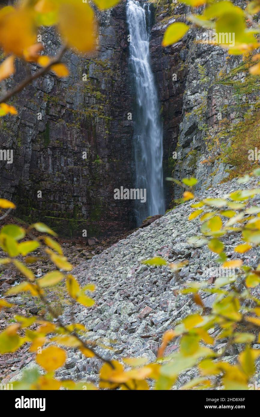 Njupeskär, cascata alta 93 metri nel fiume Njupån nel Parco Nazionale di Fulufjället in autunno, Dalarna, Svezia Foto Stock