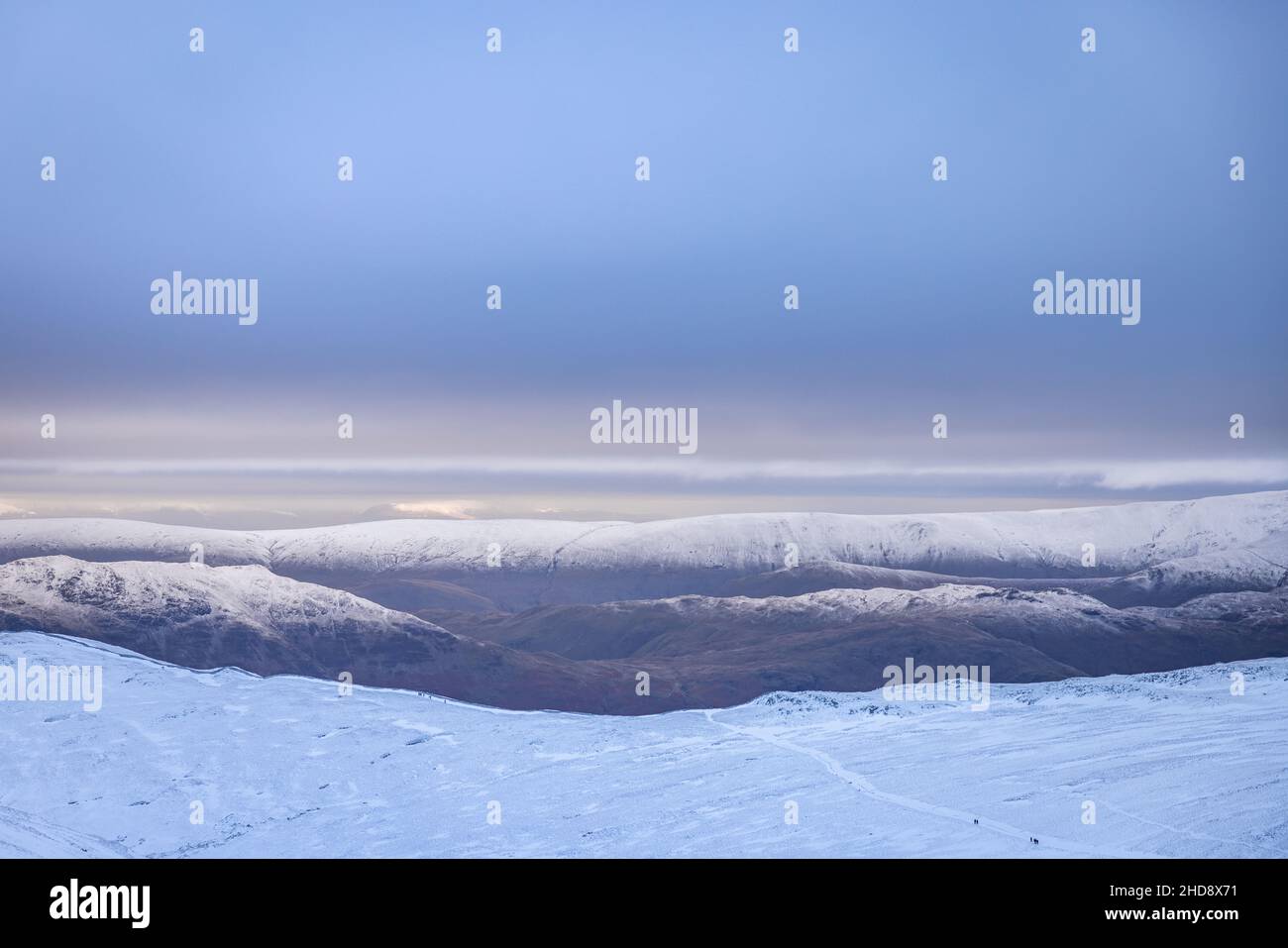 Cielo nuvoloso sulle montagne inglesi in inverno Foto Stock