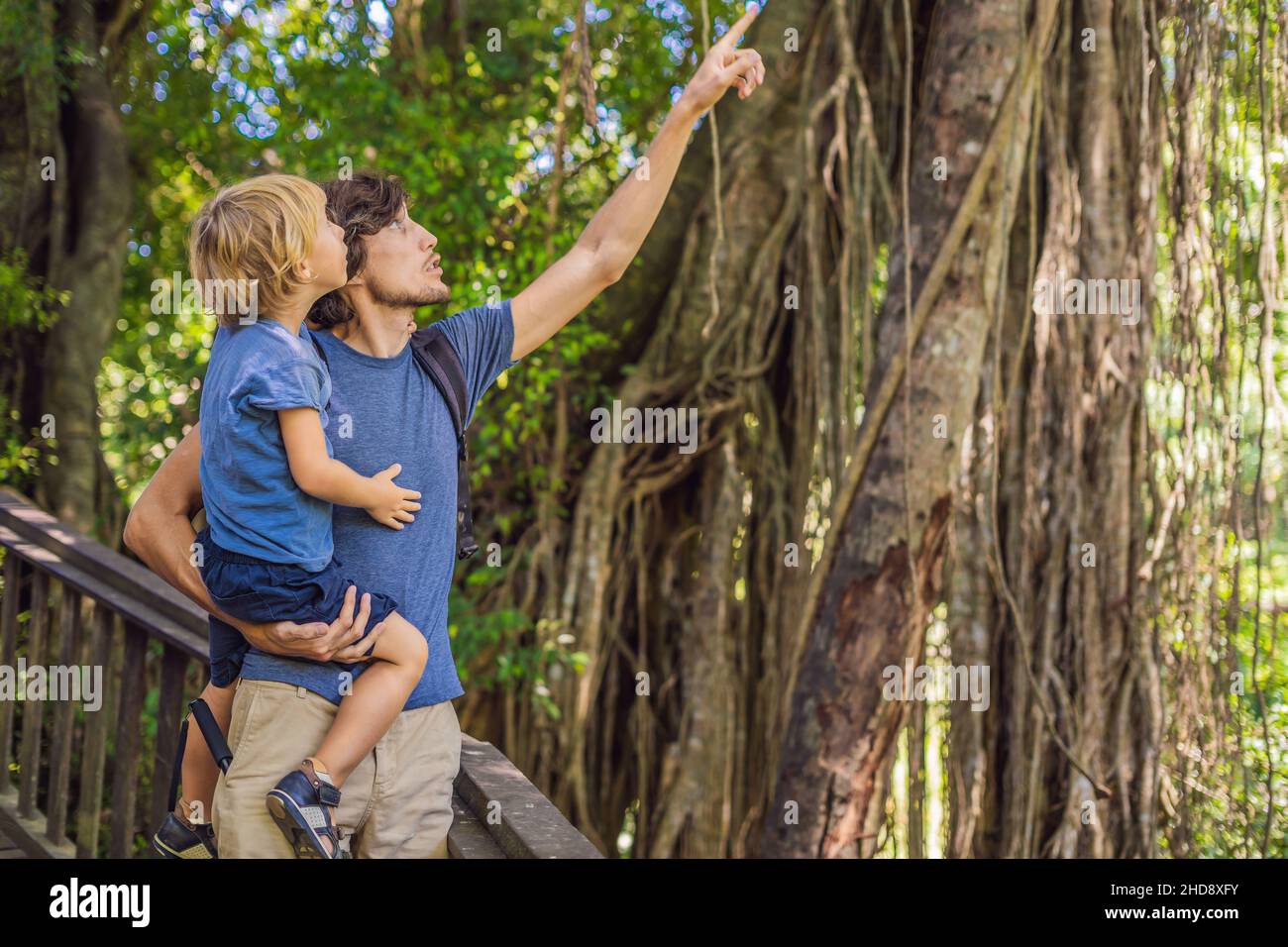 Papà e figlio viaggiatori alla scoperta della foresta Ubud nella foresta delle scimmie, Bali Indonesia. Viaggiare con bambini di concetto Foto Stock