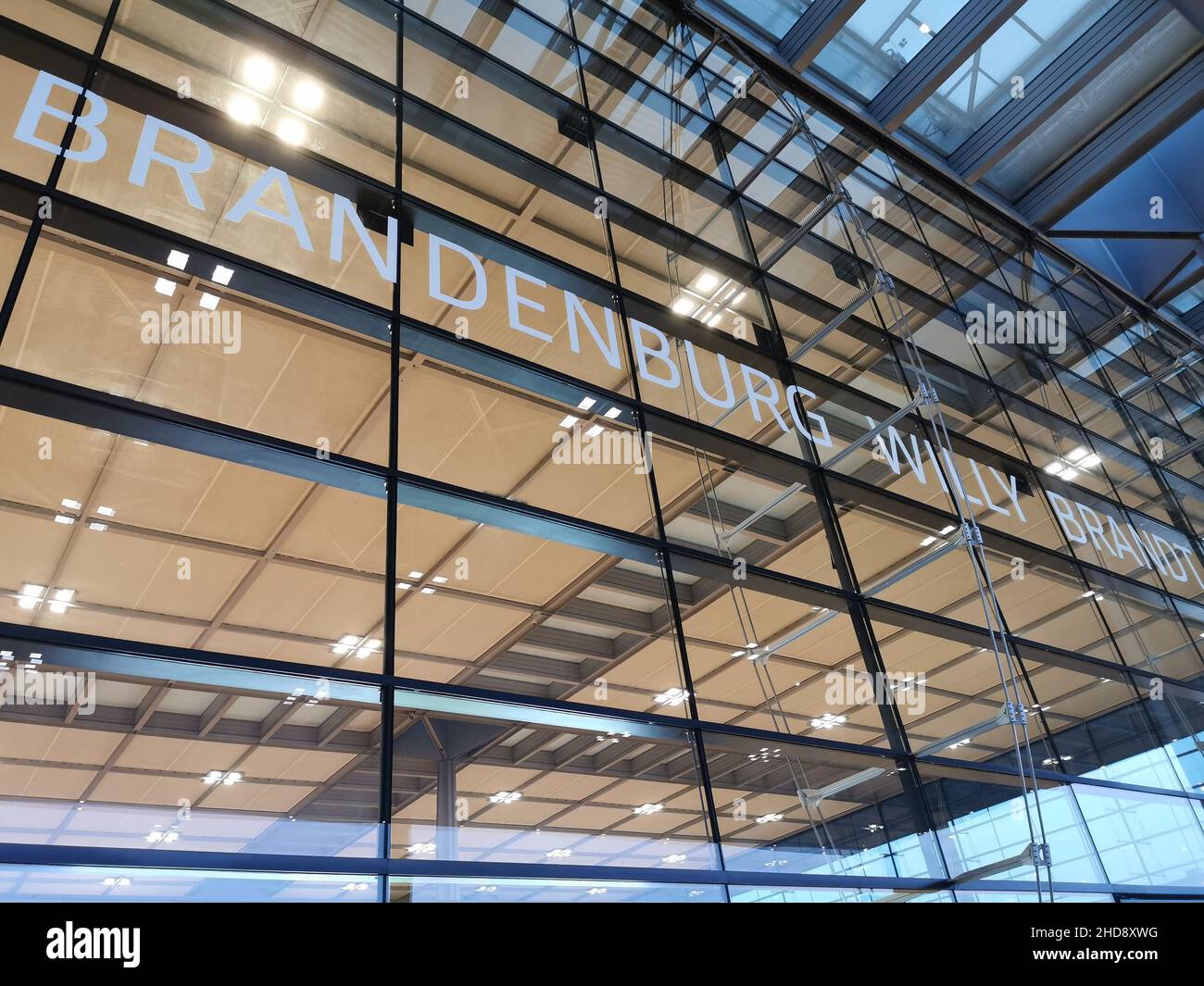 Der Flughafen Berlin Brandenburg „Willy Brandt“ (IATA: BER, ICAO: EDDB; englisch Berlin Brandenburg Airport) ist ein internationaler Verkehrsflughafen Foto Stock