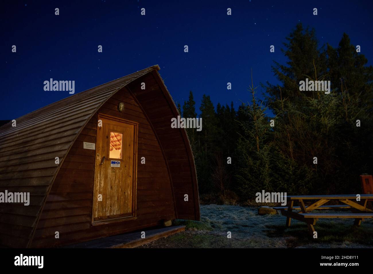 Cabina di montagna sotto le stelle in inverno Foto Stock