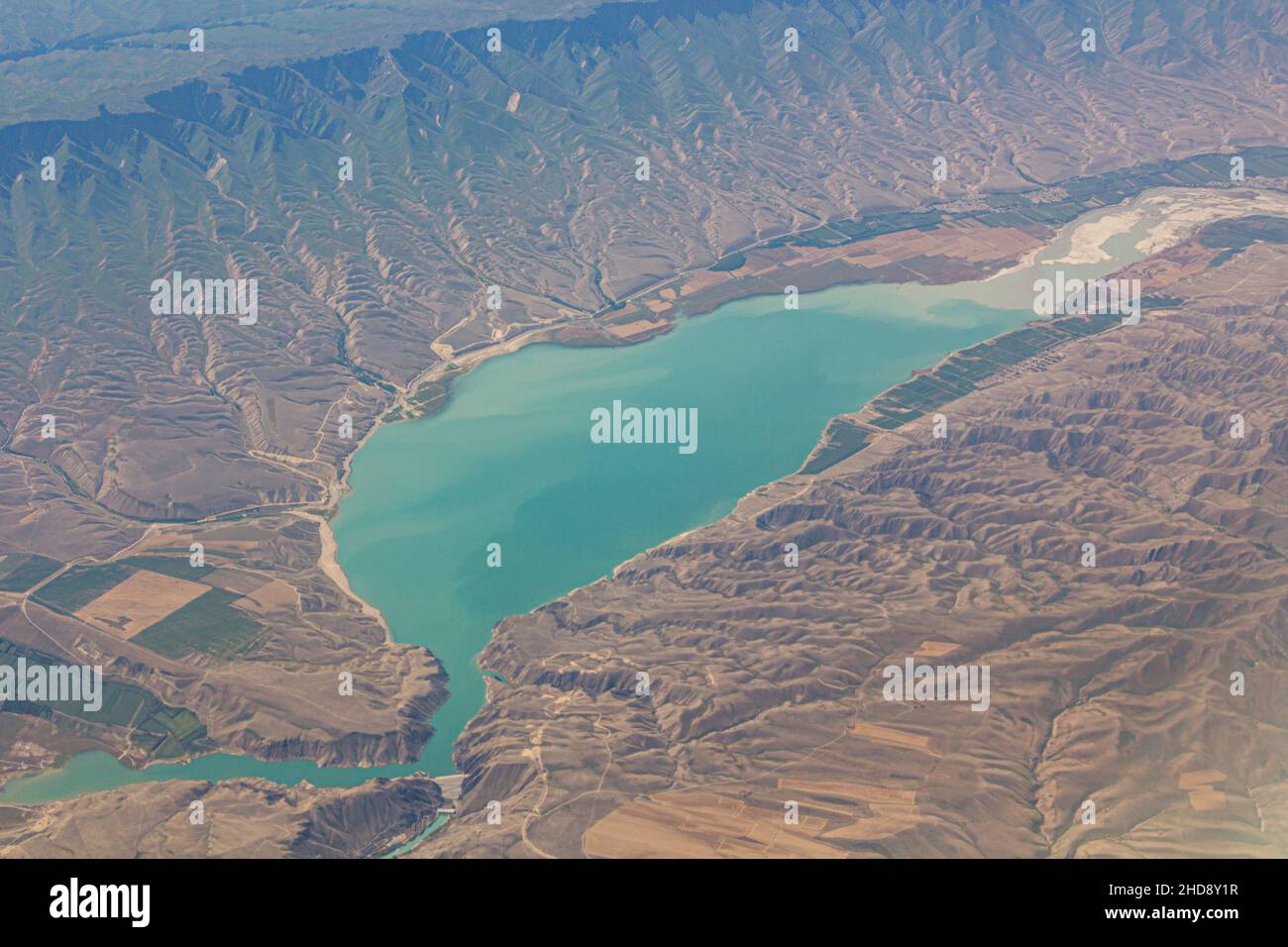Vista aerea di un bacino di acqua del fiume Tekes nella regione autonoma di Xinjiang Uyghur, Cina Foto Stock