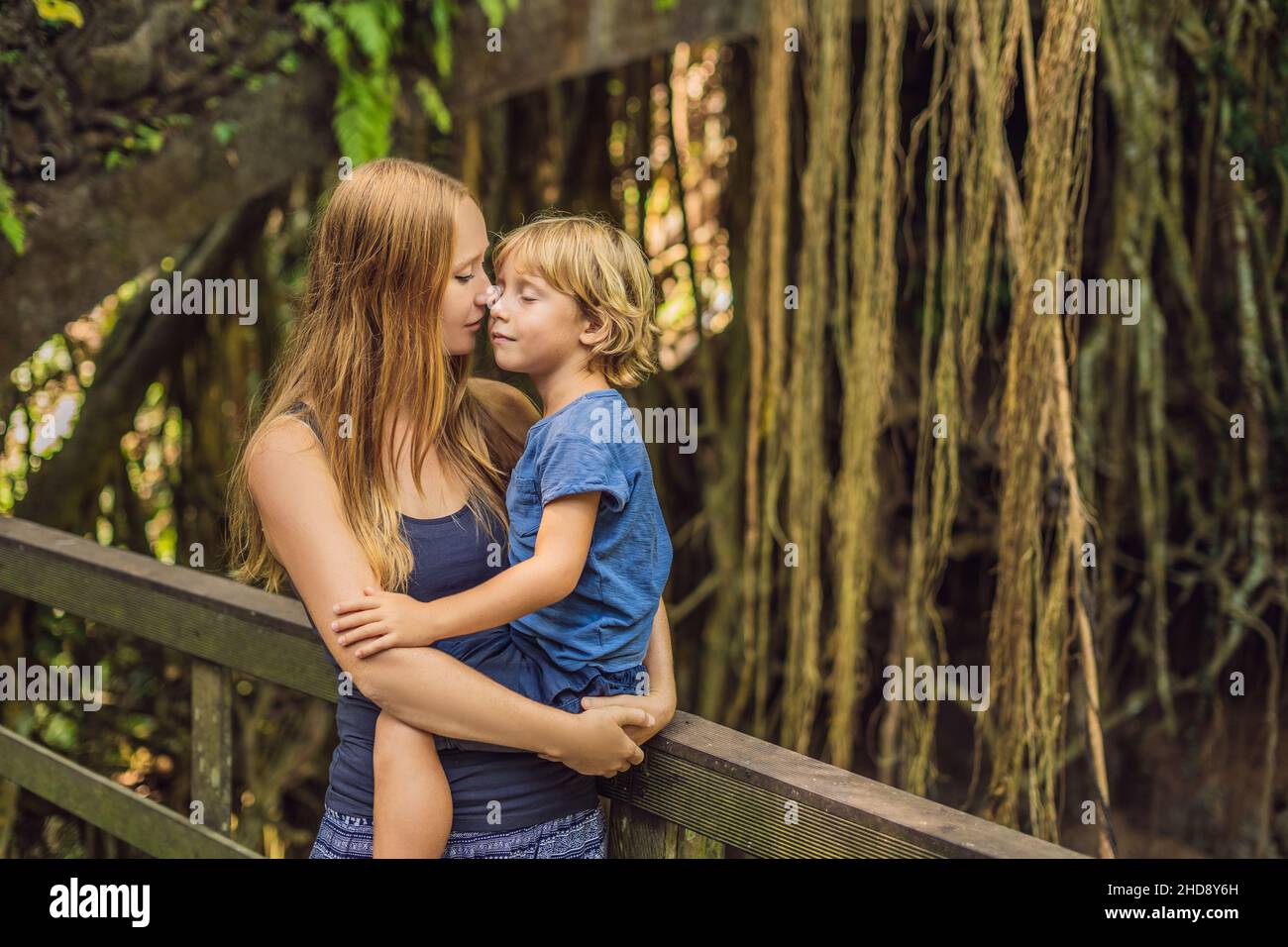 Madre e figlio i viaggiatori alla scoperta della foresta Ubud nella foresta delle scimmie, Bali Indonesia. Viaggiare con bambini di concetto Foto Stock
