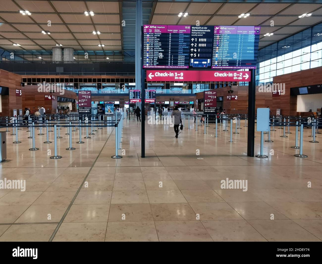 Der Flughafen Berlin Brandenburg „Willy Brandt“ (IATA: BER, ICAO: EDDB; englisch Berlin Brandenburg Airport) ist ein internationaler Verkehrsflughafen Foto Stock