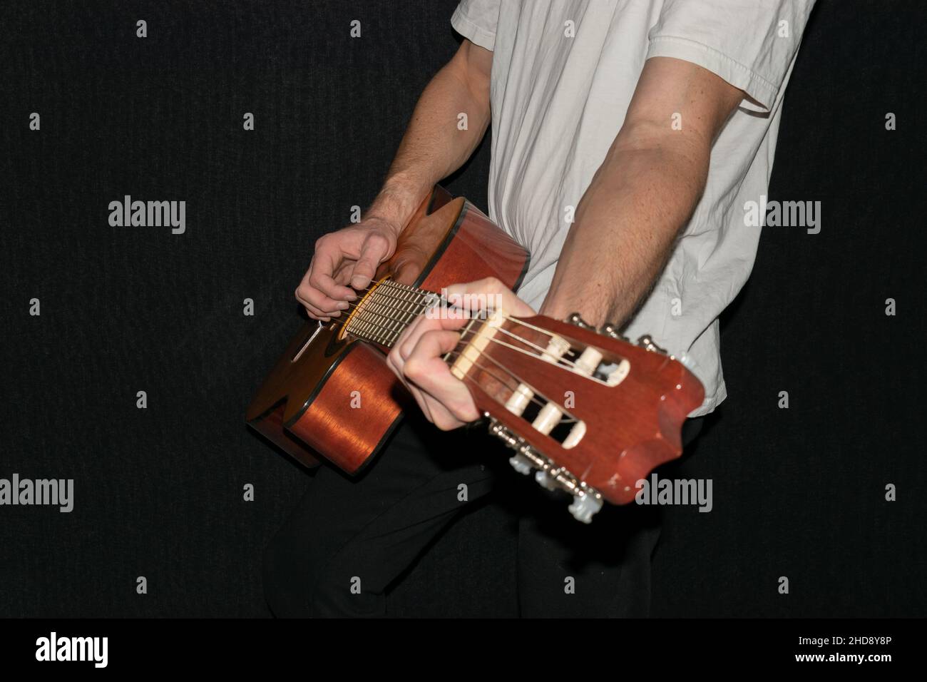 Vaduz, Liechtenstein, 22 dicembre 2021 Guy con una chitarra spagnola si esibisce da solo Foto Stock