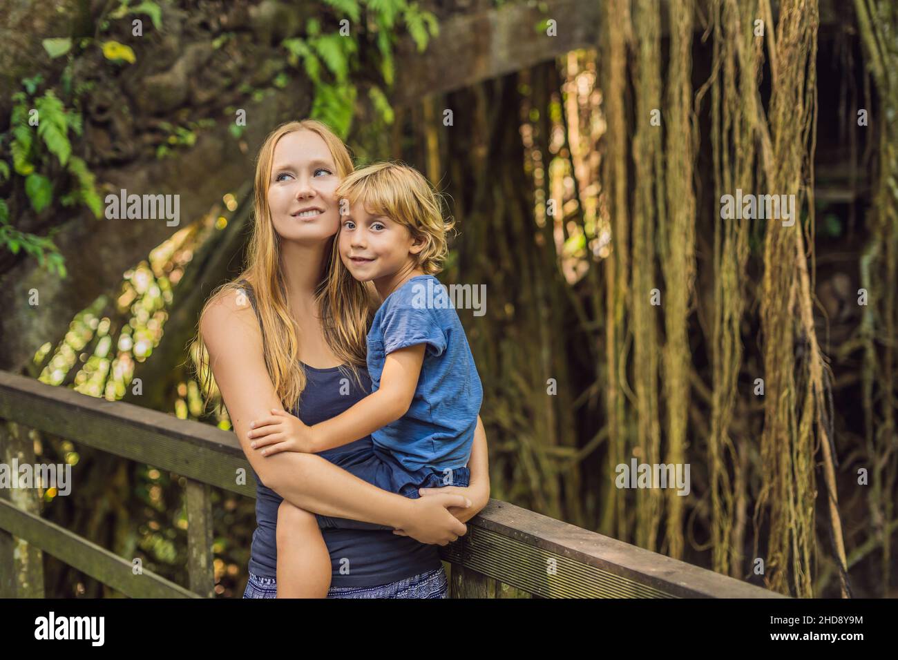 Madre e figlio i viaggiatori alla scoperta della foresta Ubud nella foresta delle scimmie, Bali Indonesia. Viaggiare con bambini di concetto Foto Stock