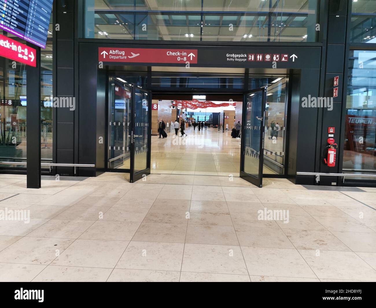 Der Flughafen Berlin Brandenburg „Willy Brandt“ (IATA: BER, ICAO: EDDB; englisch Berlin Brandenburg Airport) ist ein internationaler Verkehrsflughafen Foto Stock