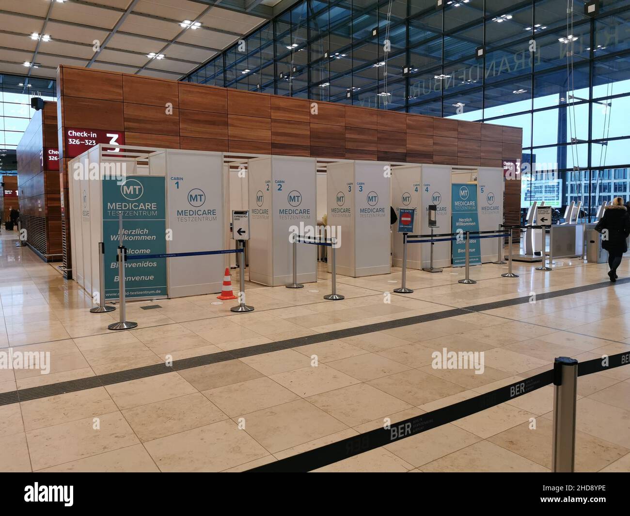 Der Flughafen Berlin Brandenburg „Willy Brandt“ (IATA: BER, ICAO: EDDB; englisch Berlin Brandenburg Airport) ist ein internationaler Verkehrsflughafen Foto Stock