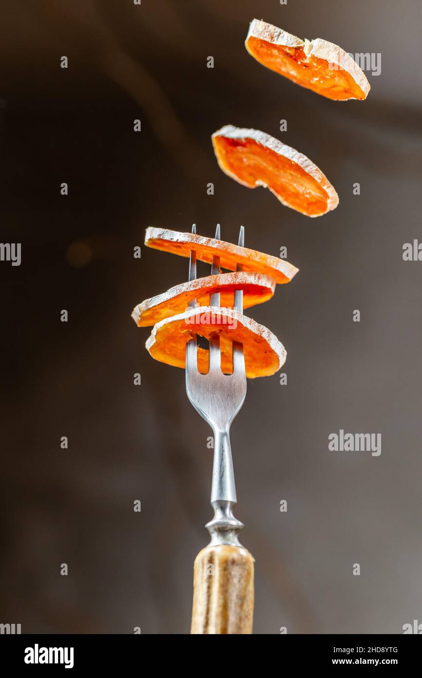Salsiccia di pollo affumicata affettata volando sulla forchetta. Levitazione del cibo Foto Stock