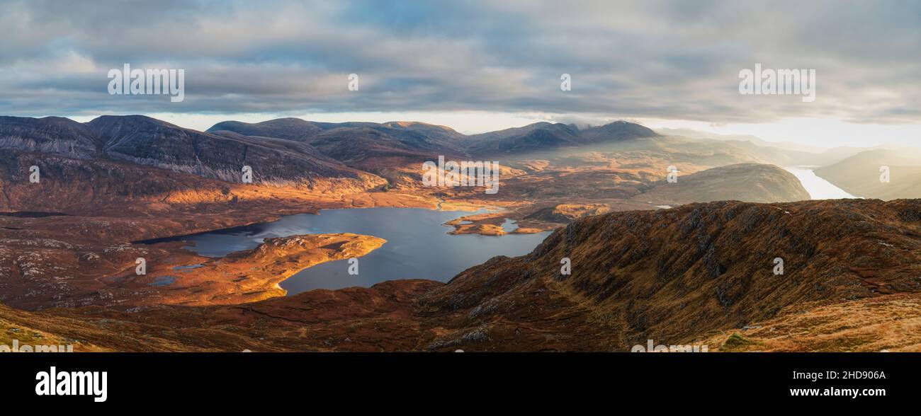 Vista panoramica del paesaggio innevato in inverno visto da ben Stack, Highlands scozzesi Foto Stock