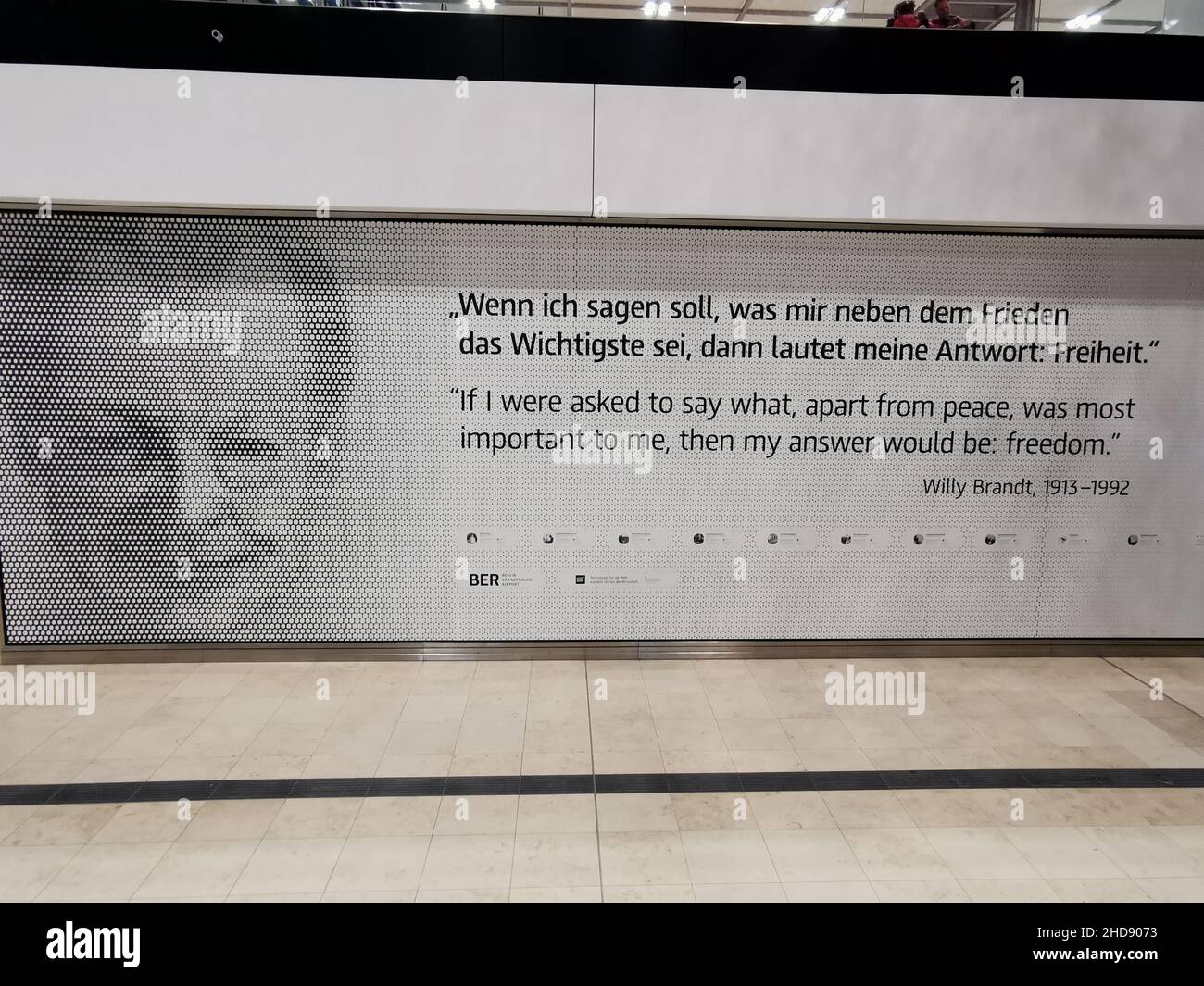 Der Flughafen Berlin Brandenburg „Willy Brandt“ (IATA: BER, ICAO: EDDB; englisch Berlin Brandenburg Airport) ist ein internationaler Verkehrsflughafen Foto Stock