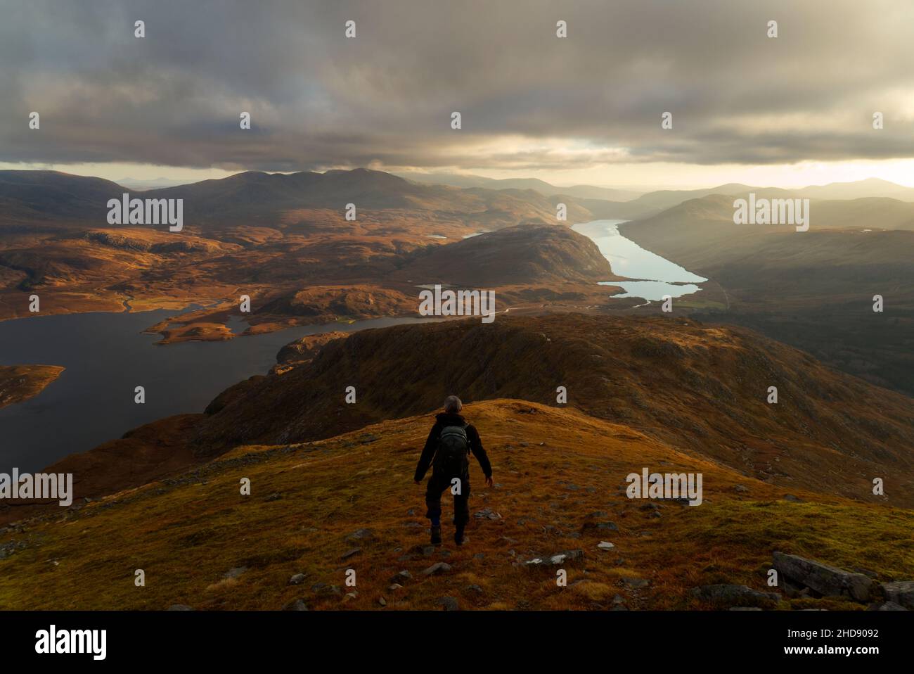 Escursionista che scende ben Stack, North West Highlands, Scozia Foto Stock