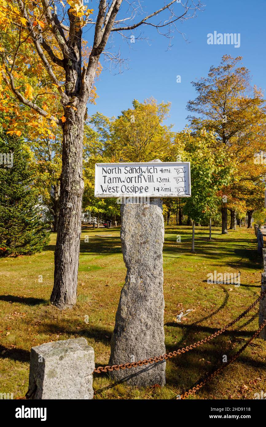 Segnale di direzione per villaggi locali a Centre Sandwich, un villaggio nel New Hampshire, New England, USA: North Sandwich, Tamworth Village e West Ossipee Foto Stock