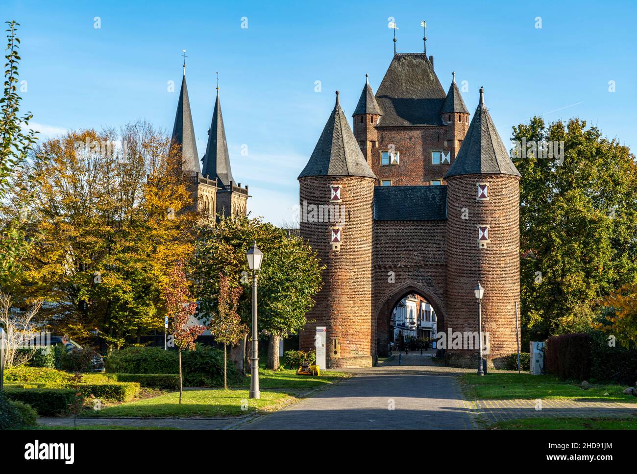 Cattedrale e porta di Lever, doppia porta a Xanten, porta esterna, con le torri civette, basso Reno, NRW, Germania, Foto Stock