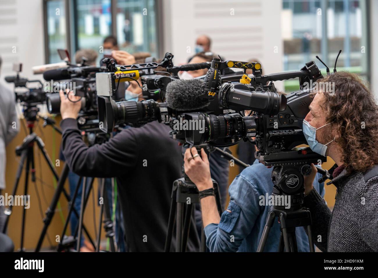 Media, telecamere di diverse emittenti in conferenza stampa, a Corona Time, cameramen con maschera di protezione bocca-naso, Germania Foto Stock