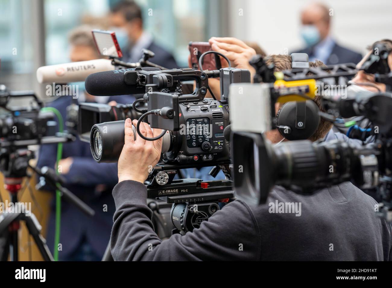 Media, telecamere di diverse emittenti in conferenza stampa, a Corona Time, cameramen con maschera di protezione bocca-naso, Germania Foto Stock