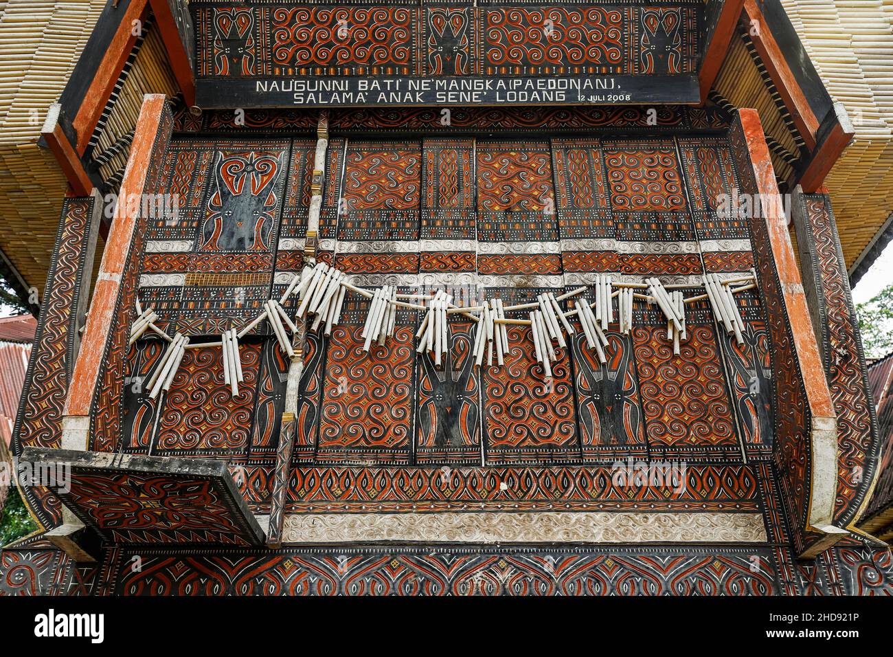 Facciata intagliata di un granaio di riso tradizionale tongkonan di alto livello, con dettagli di famiglia e motivi di bufala. L'bo, Rantepao, Toraja, Sulawesi meridionale, Indonesia Foto Stock