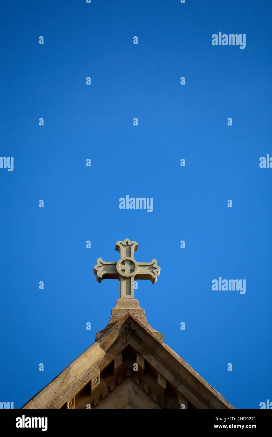 Una croce di pietra in cima alla storica Basilica della Cattedrale di San Francesco d'Assisi a Santa Fe, New Mexico. Foto Stock