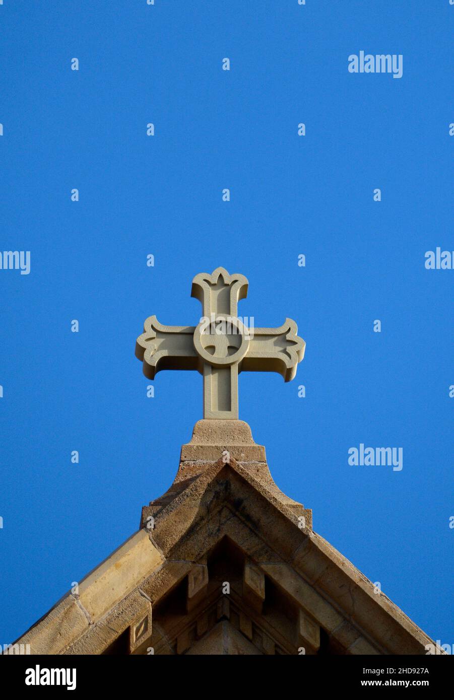 Una croce di pietra in cima alla storica Basilica della Cattedrale di San Francesco d'Assisi a Santa Fe, New Mexico. Foto Stock