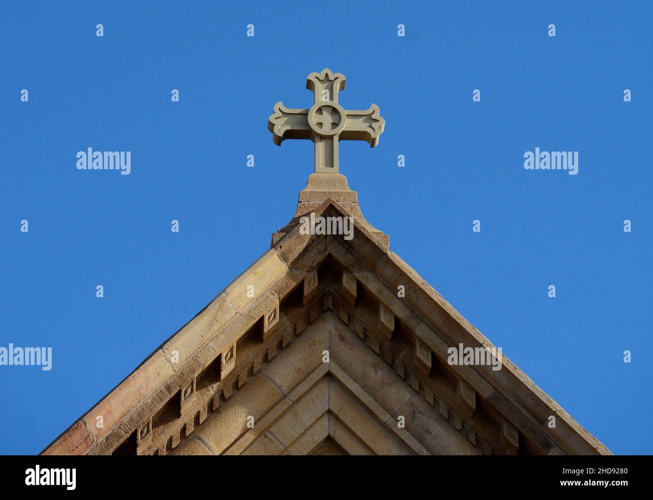 Una croce di pietra in cima alla storica Basilica della Cattedrale di San Francesco d'Assisi a Santa Fe, New Mexico. Foto Stock