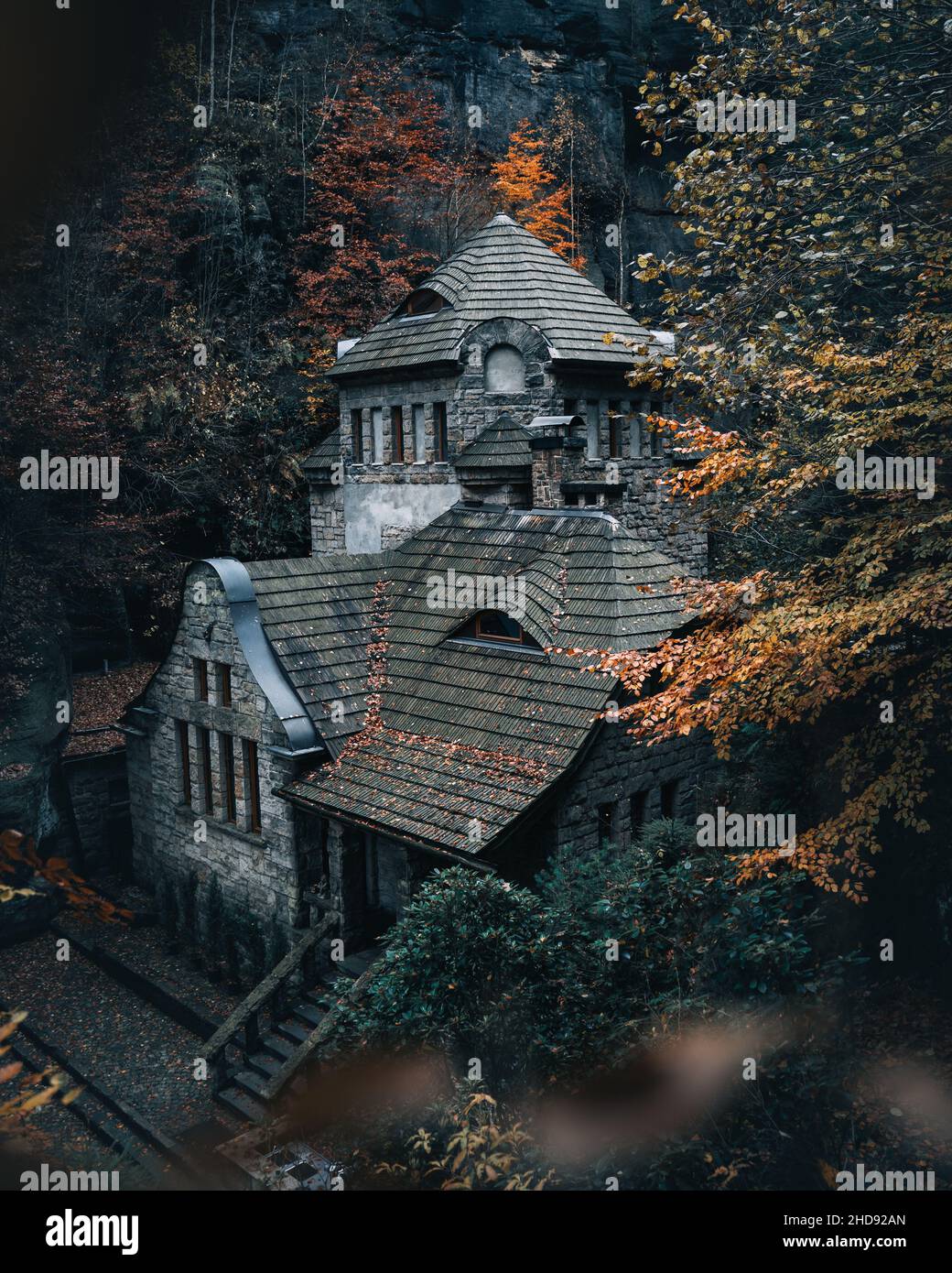 Colpo verticale di un edificio nel Parco Nazionale della Svizzera Boema in autunno Foto Stock