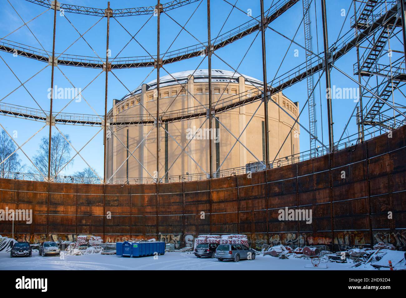 Vecchio distributore di benzina visto dall'interno arrugginito colonna-sostenitore nel distretto di Sudilahti di Helsinki, Finlandia Foto Stock