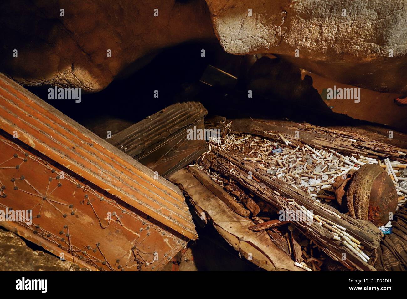 Coffins, cranio e sigaretta regali per i morti presso le famose grotte funerarie di Londa, vicino alla città di Rantepao. Londa, Rantepao, Toraja, Sulawesi meridionale, Indonesia Foto Stock
