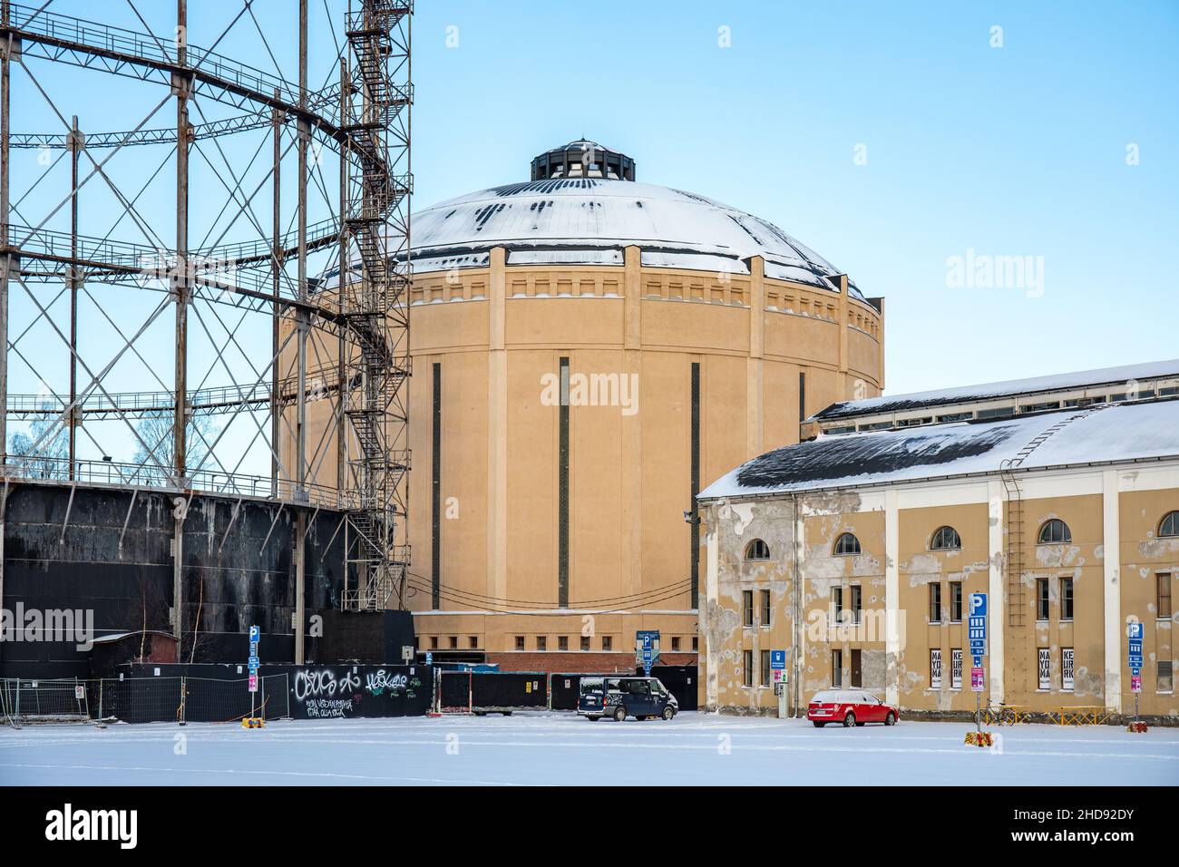 Vecchio detentore di gas o gasometro nel distretto di Suvilahti di Helsinki, Finlandia Foto Stock