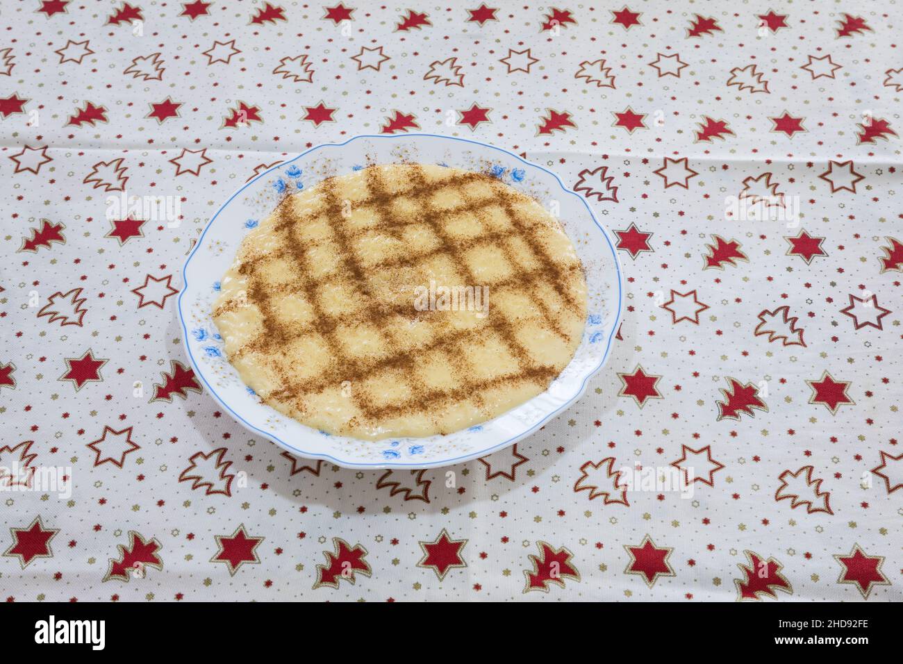 Delizioso budino di riso 'Arroz doce' pronto a mangiare. Un tipico dessert portoghese Foto Stock