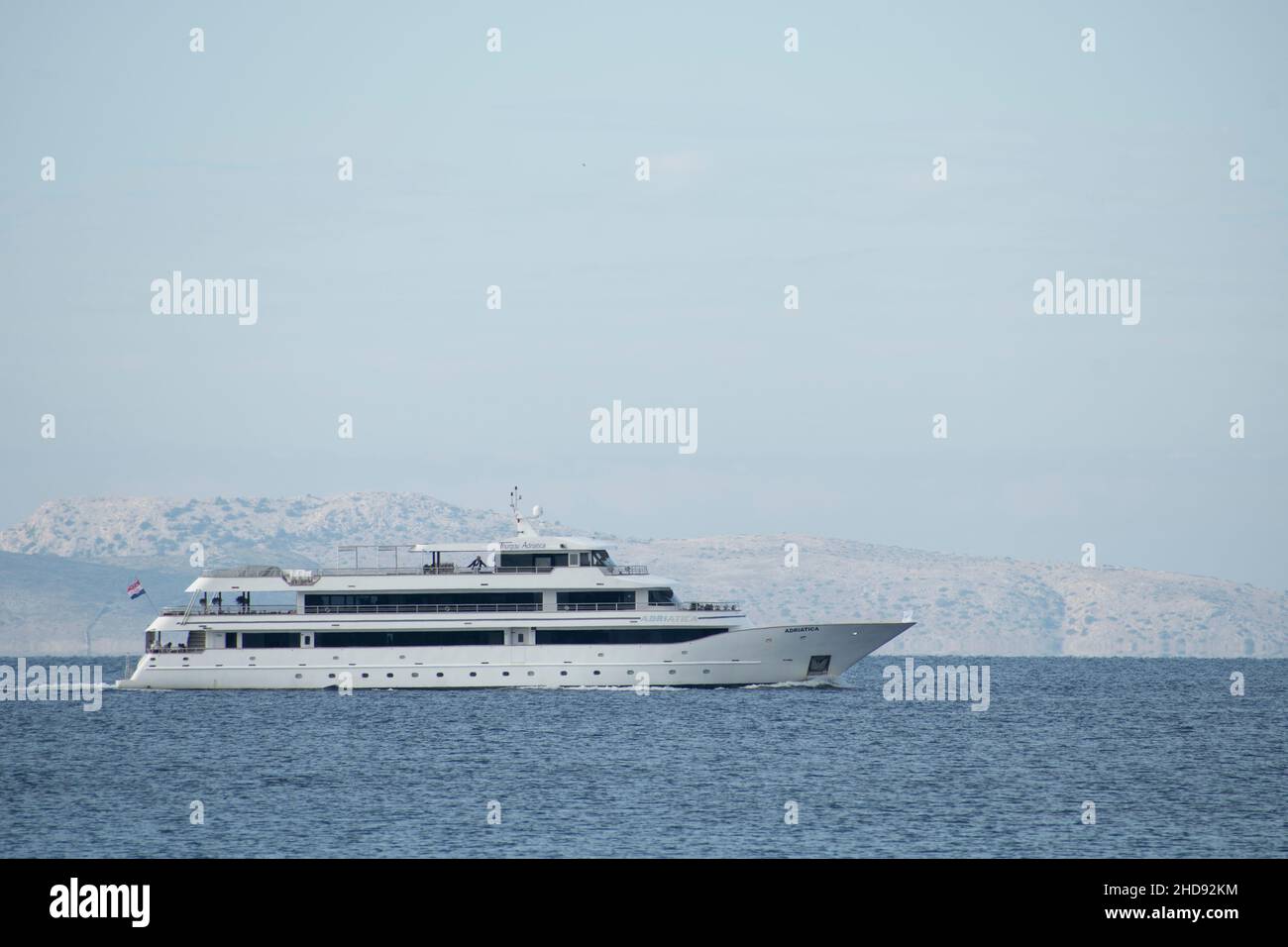 enorme yacth con sfondo di massa Foto Stock enorme yacth con sfondo di massa Foto Stock